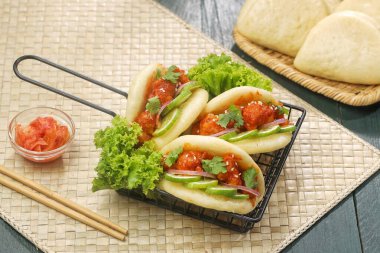 Asya yemekleri, baharatlı köfteli sandviçler.