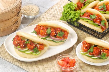 Asya yemekleri, baharatlı köfteli sandviçler.