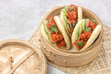 Asya yemekleri, baharatlı köfteli sandviçler.