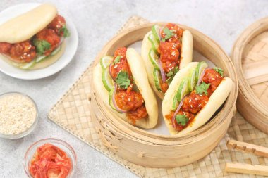 Asya yemekleri, baharatlı köfteli sandviçler.