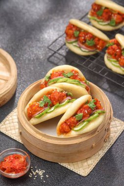 Asya yemekleri, baharatlı köfteli sandviçler.