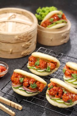 Asya yemekleri, baharatlı köfteli sandviçler.