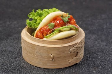 Asya yemekleri, baharatlı köfteli sandviçler.