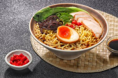 Kasede domuz etli ramen. Yaklaş.