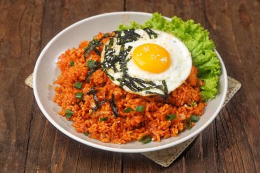 Geleneksel Kore pilavı, turşu ve tabakta kızarmış yumurta.