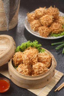 Masadaki tabakta kızartılmış erişte.