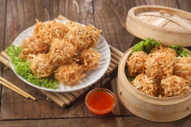 Masadaki tabakta kızartılmış erişte.