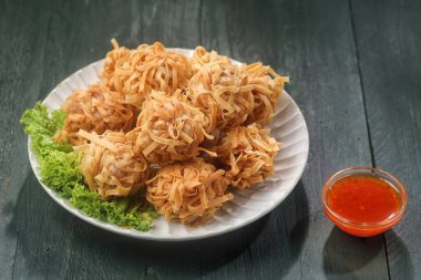 Masadaki tabakta kızartılmış erişte.