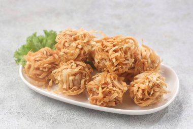 Masadaki tabakta kızartılmış erişte.