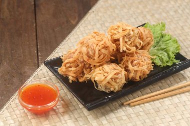 Masadaki tabakta kızartılmış erişte.