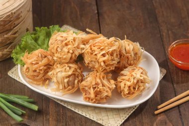 Masadaki tabakta kızartılmış erişte.