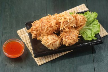 Masadaki tabakta kızartılmış erişte.