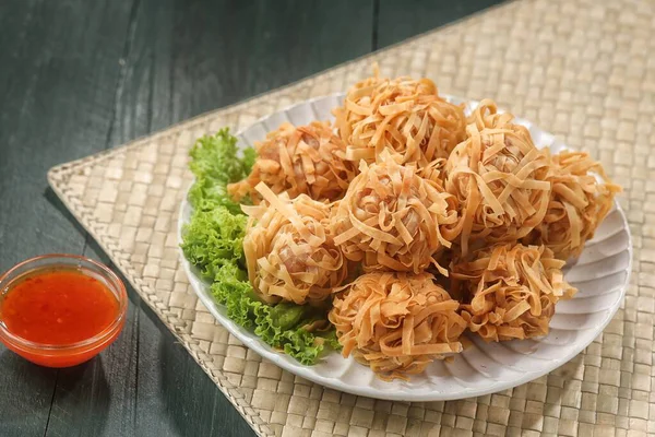 Masadaki tabakta kızartılmış erişte.