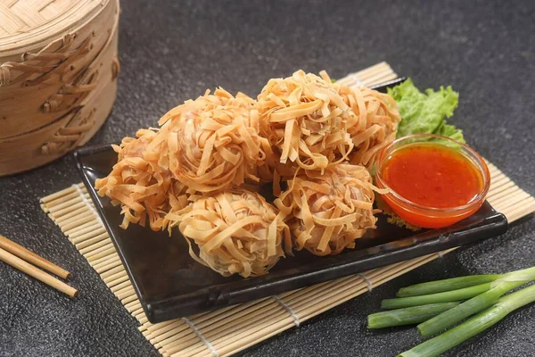 Masadaki tabakta kızartılmış erişte.