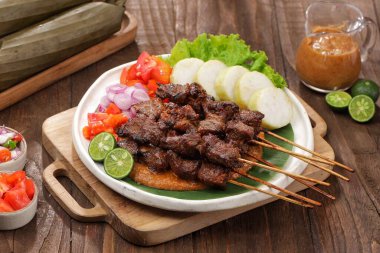 Kızarmış domuz ve sebzeleri yakın.