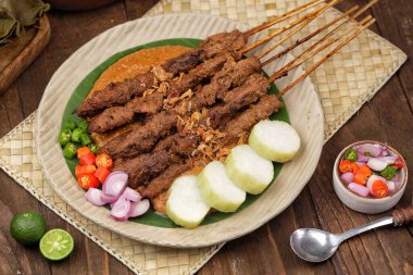 Kızarmış domuz ve sebzeleri yakın.