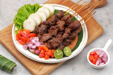 Kızarmış domuz ve sebzeleri yakın.