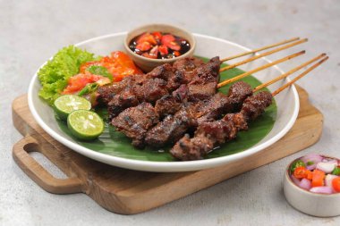 Kızarmış domuz ve sebzeleri yakın.