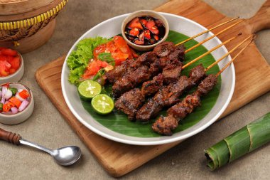 Kızarmış domuz ve sebzeleri yakın.