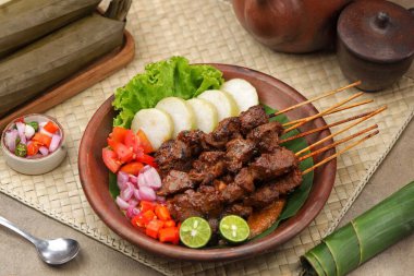 Kızarmış domuz ve sebzeleri yakın.