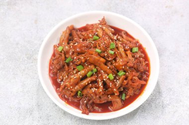 Tavuk ayağından yapılan Kore yemeği, genellikle baharatlı, tatlı ve çiğnenmiş, ki bu da abur cubur ya da sokak yemeği kadar popüler..