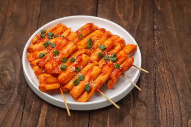 Sosis ve pirinç keki, garae-tteok (pirinç keki) ve Viyana sosisinden oluşan popüler bir Güney Kore sokak yiyeceğidir.