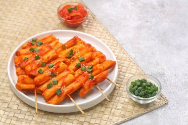 Sosis ve pirinç keki, garae-tteok (pirinç keki) ve Viyana sosisinden oluşan popüler bir Güney Kore sokak yiyeceğidir.