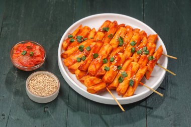 Sosis ve pirinç keki, garae-tteok (pirinç keki) ve Viyana sosisinden oluşan popüler bir Güney Kore sokak yiyeceğidir.