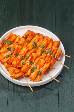 Sosis ve pirinç keki, garae-tteok (pirinç keki) ve Viyana sosisinden oluşan popüler bir Güney Kore sokak yiyeceğidir.