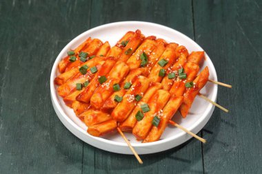 Sosis ve pirinç keki, garae-tteok (pirinç keki) ve Viyana sosisinden oluşan popüler bir Güney Kore sokak yiyeceğidir.