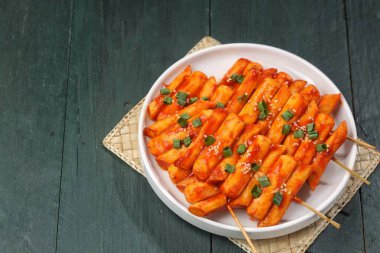 Sosis ve pirinç keki, garae-tteok (pirinç keki) ve Viyana sosisinden oluşan popüler bir Güney Kore sokak yiyeceğidir.