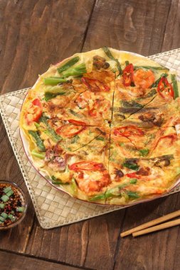 Kore yemeği omleti ve deniz ürünleri yakından.