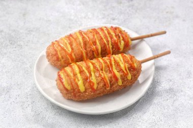 Corn dog, kalın bir mısır unu tabakası ve kızarmış sosis ile kaplanmış şiş sosislerden yapılan bir yemektir.