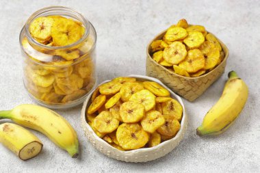 Tahtada olgun muz kasesi