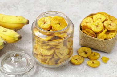 Tahtada olgun muz kasesi