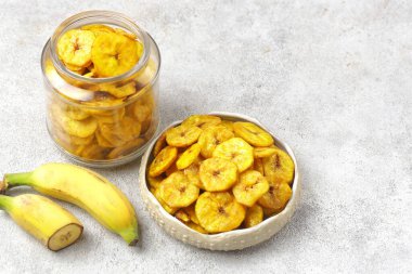 Tahtada olgun muz kasesi