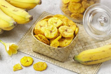 Tahtada olgun muz kasesi