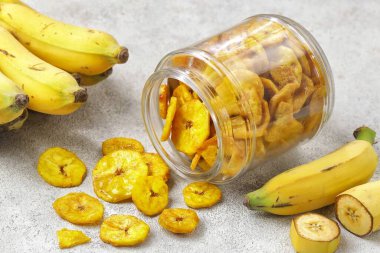 Tahtada olgun muz kasesi