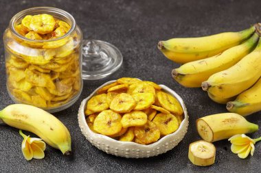 Tahtada olgun muz kasesi