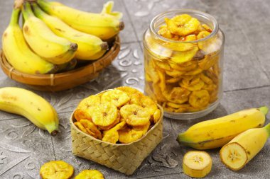 Tahtada olgun muz kasesi