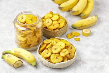 Tahtada olgun muz kasesi