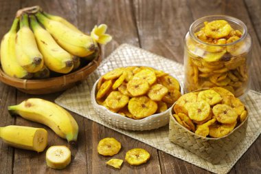 Tahtada olgun muz kasesi