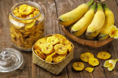 Tahtada olgun muz kasesi