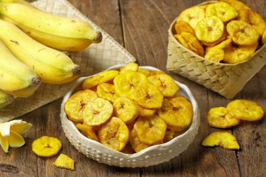 Tahtada olgun muz kasesi