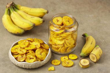 Tahtada olgun muz kasesi