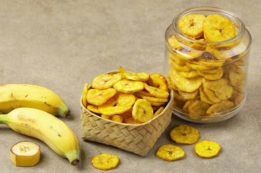 Tahtada olgun muz kasesi