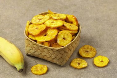 Tahtada olgun muz kasesi