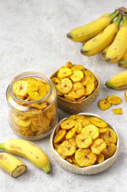 Tahtada olgun muz kasesi