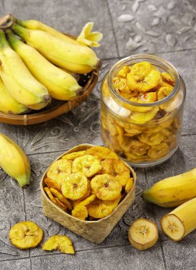 Tahtada olgun muz kasesi