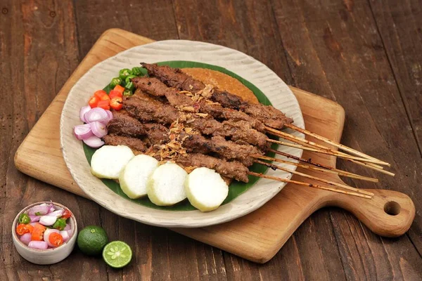 Kızarmış domuz ve sebzeleri yakın.